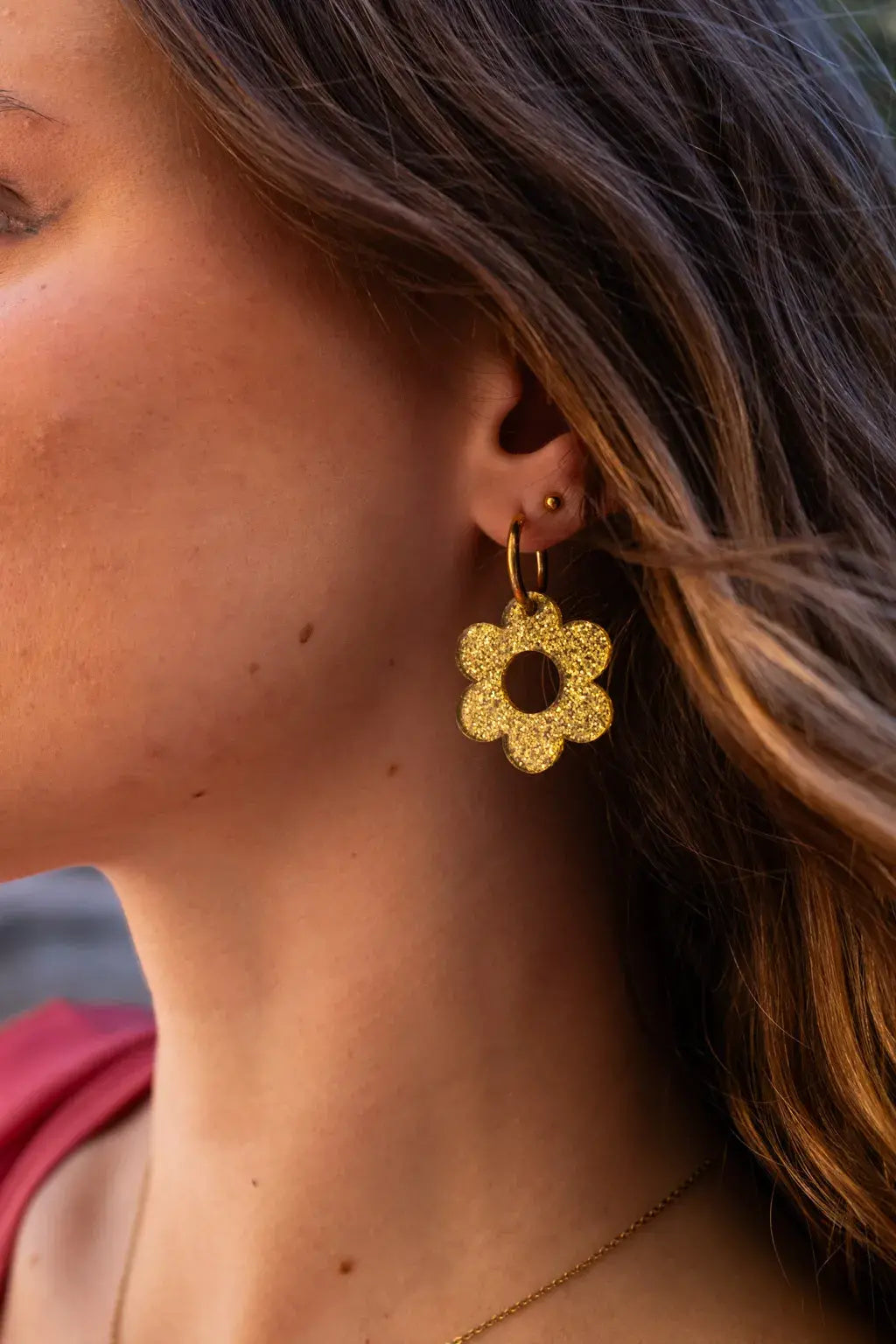 Boucles d'oreilles fleurs pailletées dorées