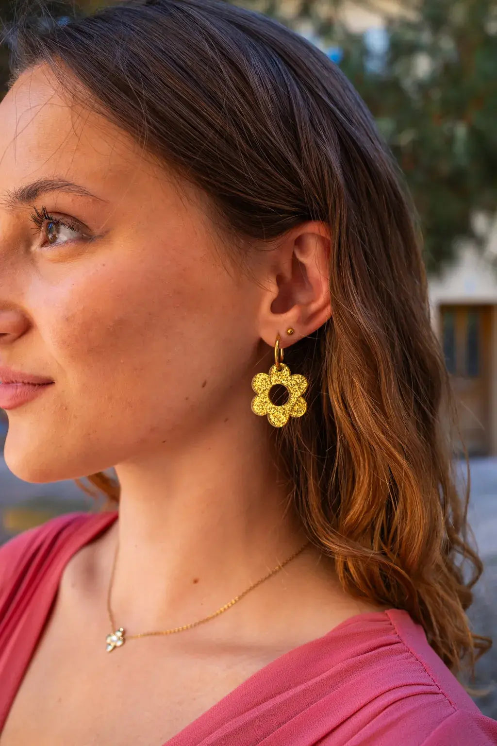 Boucles d'oreilles fleurs pailletées dorées