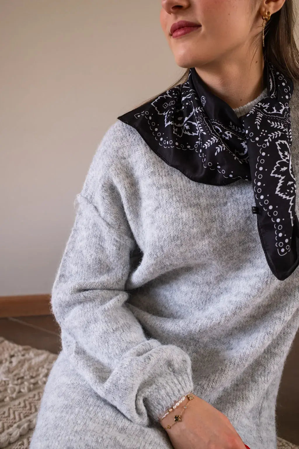 Robe pull Rachelle gris clair & son foulard