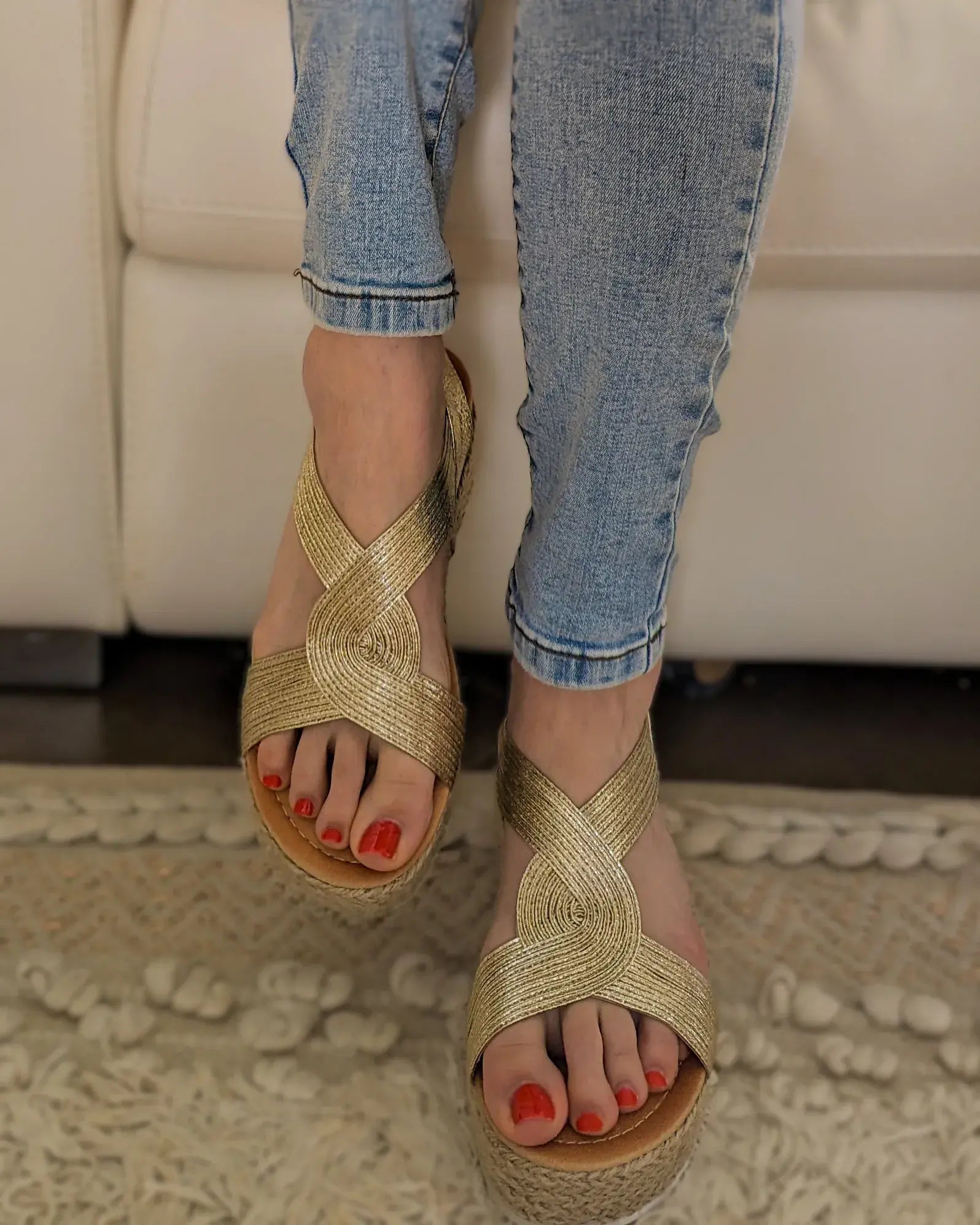 Chaussures top dorées compensées