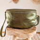 Sac banane XL en cuir irisé - Jacob kaki