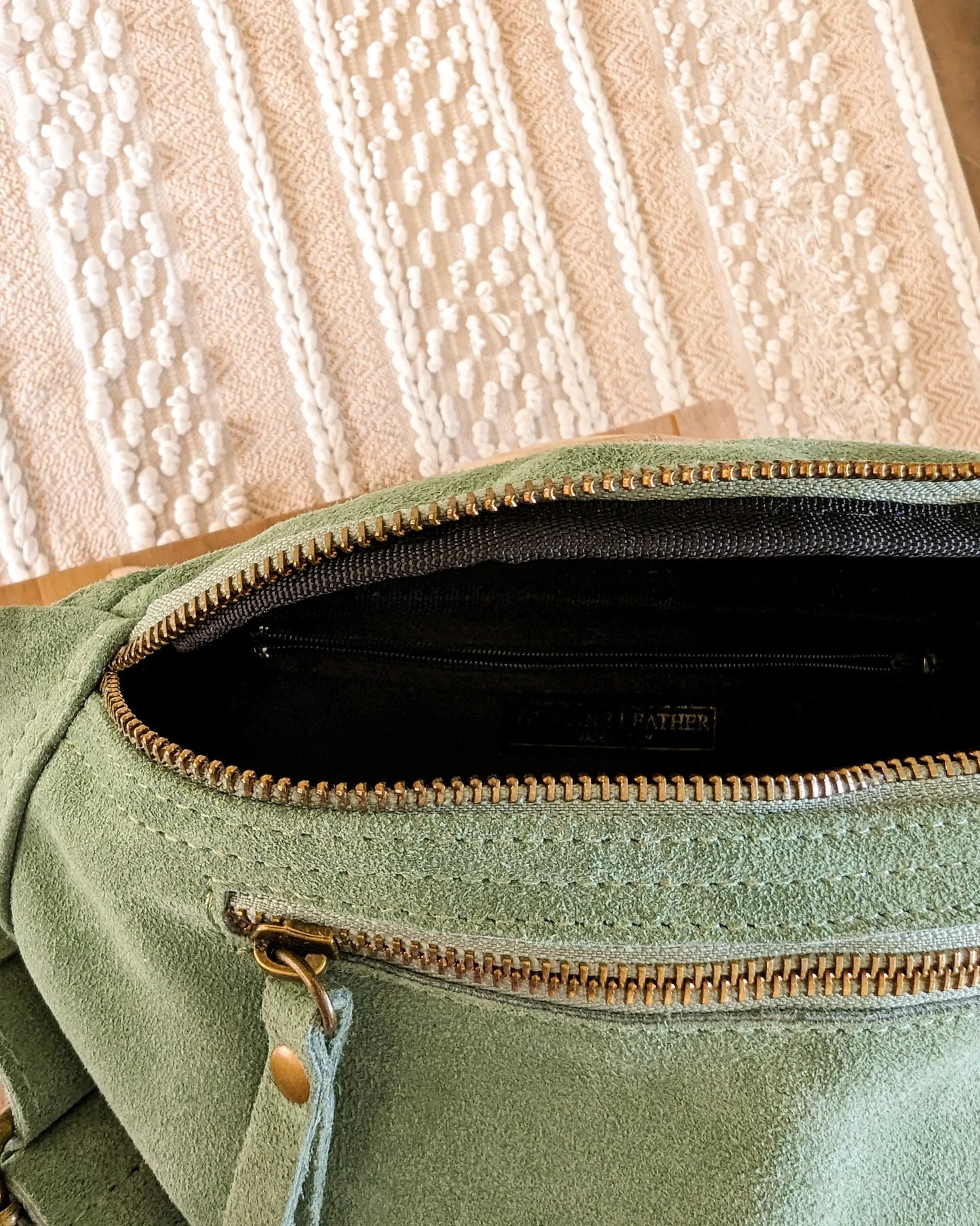 Sac banane en cuir velours - Hunter vert d'eau